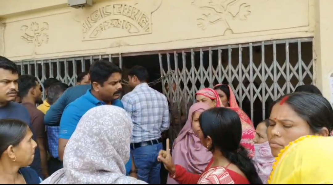 Self-Help Group Women Protest in Harishchandrapur Over Six-Month Delay in Loan Disbursement